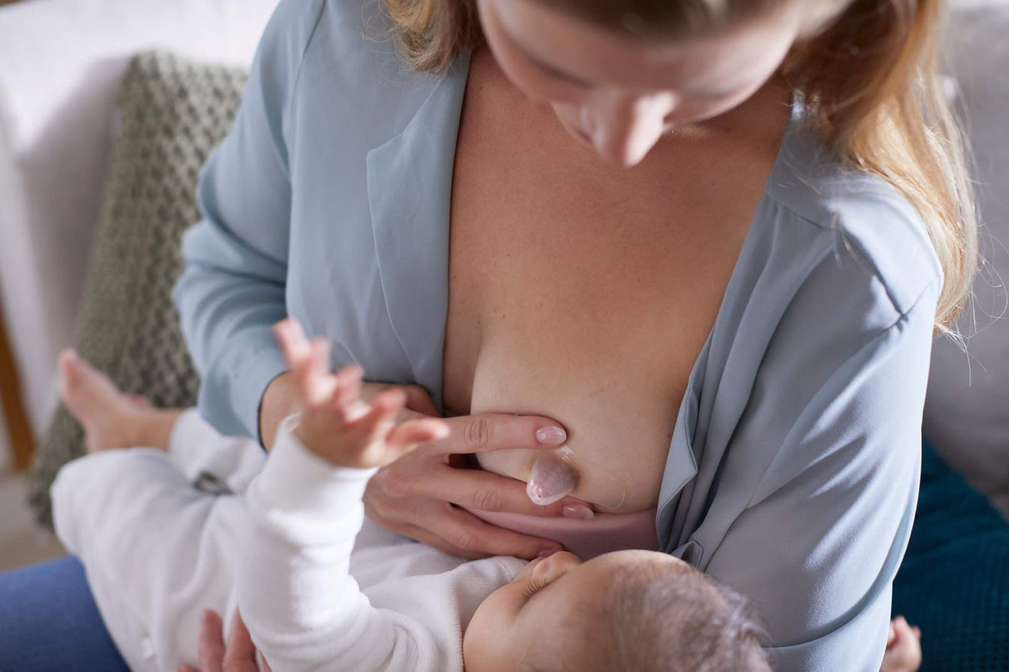 Philips Avent rinnanibukaitsmed hoiukarbi ja 2 kaitsega, suurus M