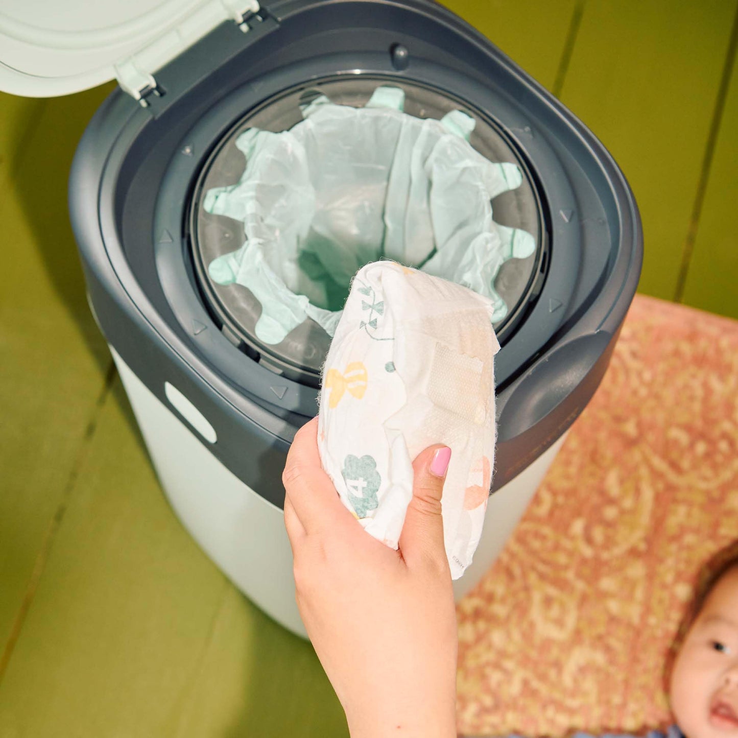 Tommee Tippee Twist & Click Advanced mähkmekonteiner + 6 täitekassetti, valge