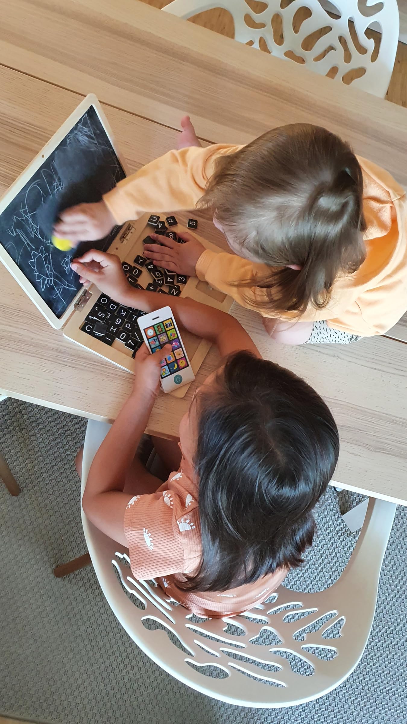 Small Foot puidust mängulaptop magnet- ja kriiditahvliga
