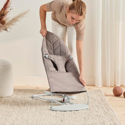 BabyBjörn Bliss beebikiik, tepitud kootud kangas (Woven Petal Quilt), liivahall (Sand Grey), 0–2 aastat