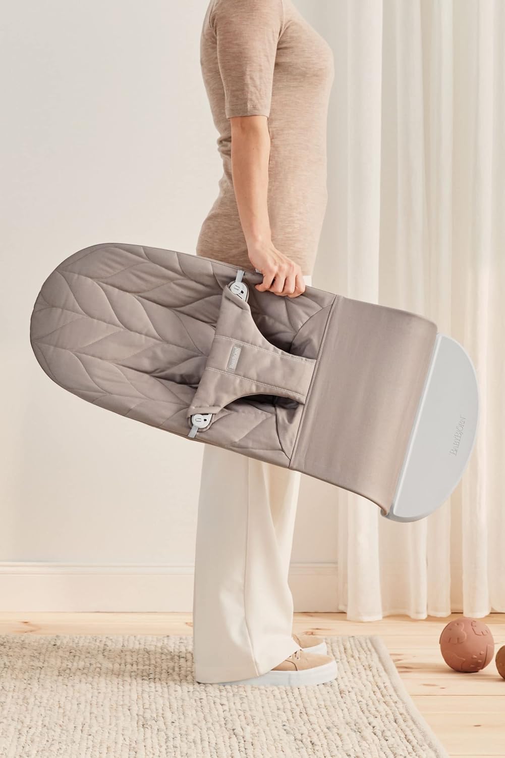 BabyBjörn Bliss beebikiik, tepitud kootud kangas (Woven Petal Quilt), liivahall (Sand Grey), 0–2 aastat