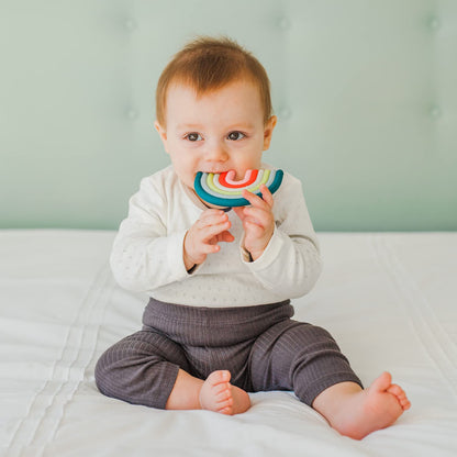 Suavinex silikoonist närimisrõngas beebile 0+, vikerkaarekujuline, värviline
