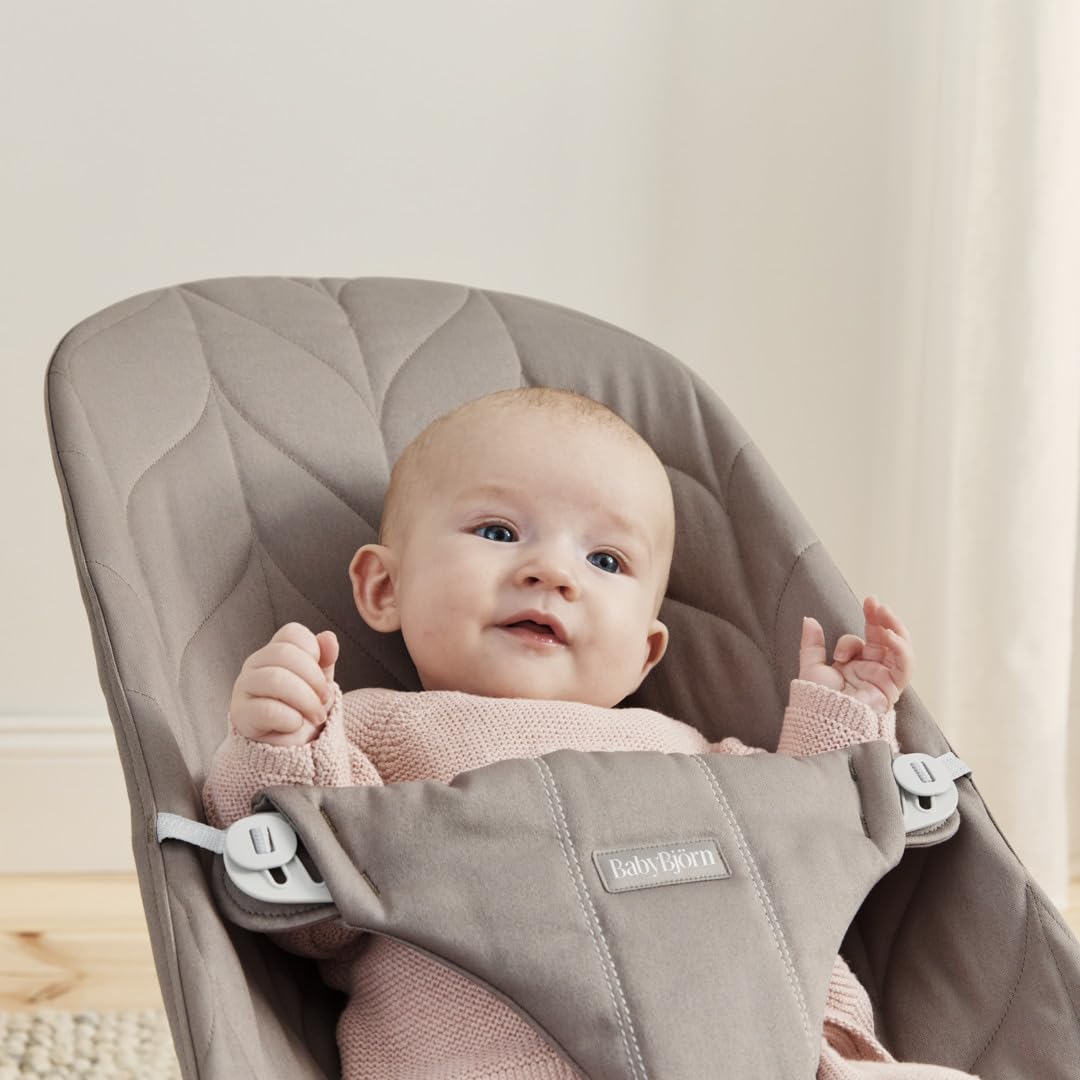 BabyBjörn Bliss beebikiik, tepitud kootud kangas (Woven Petal Quilt), liivahall (Sand Grey), 0–2 aastat