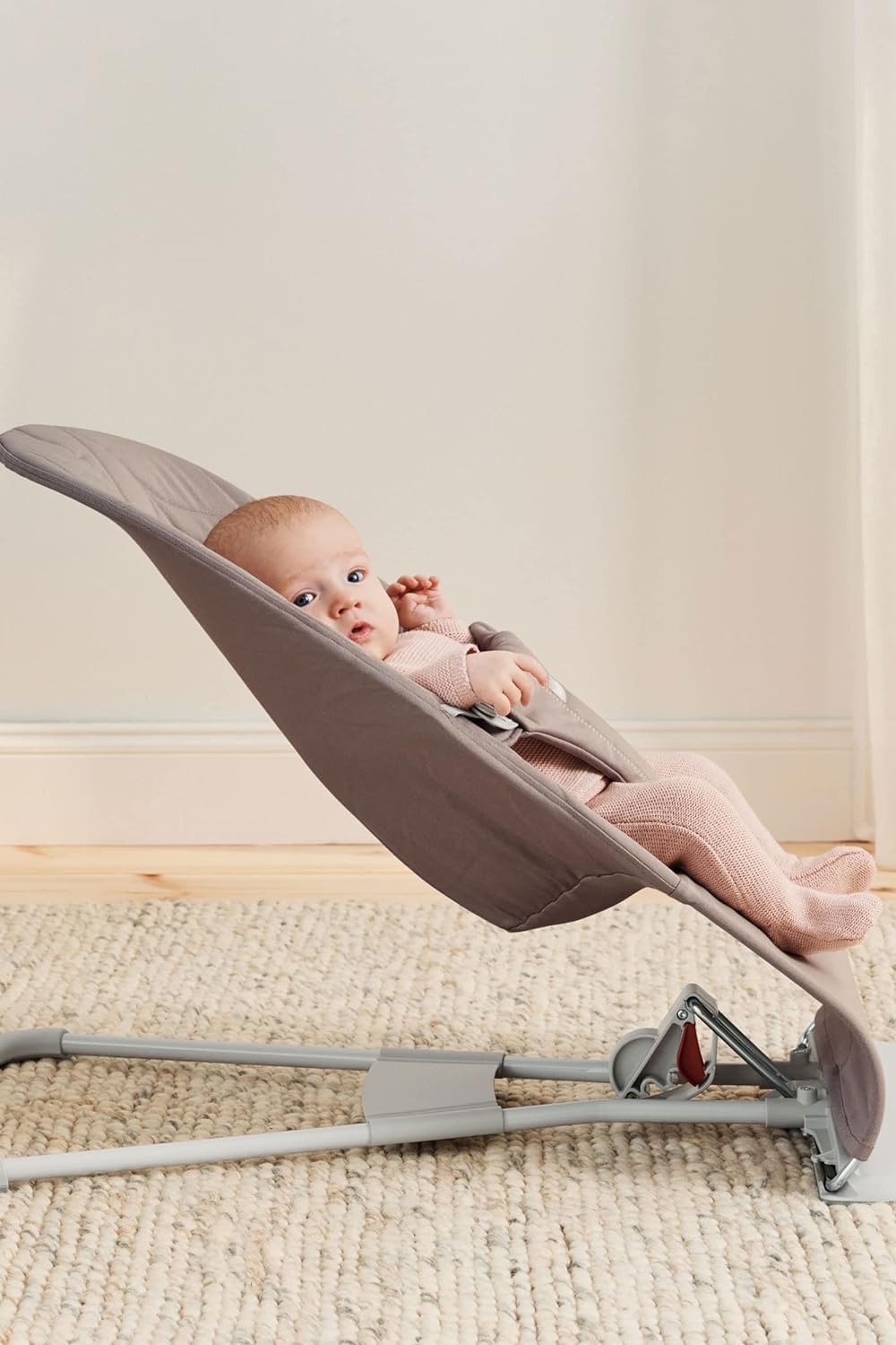 BabyBjörn Bliss beebikiik, tepitud kootud kangas (Woven Petal Quilt), liivahall (Sand Grey), 0–2 aastat