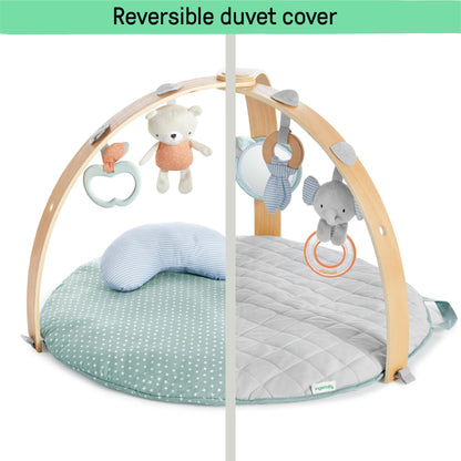 Ingenuity Cozy Spot pööratav tegevusmatt ja mängukaar puidust riputuslatiga, Loamy