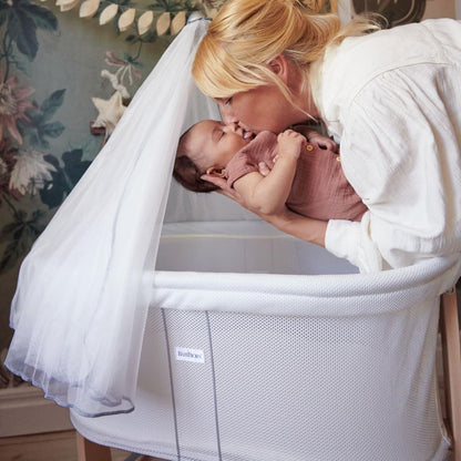 BabyBjörn Cradle häll vastsündinule, õrna vedruga õõtsumisega, valge, 0–6 kuud