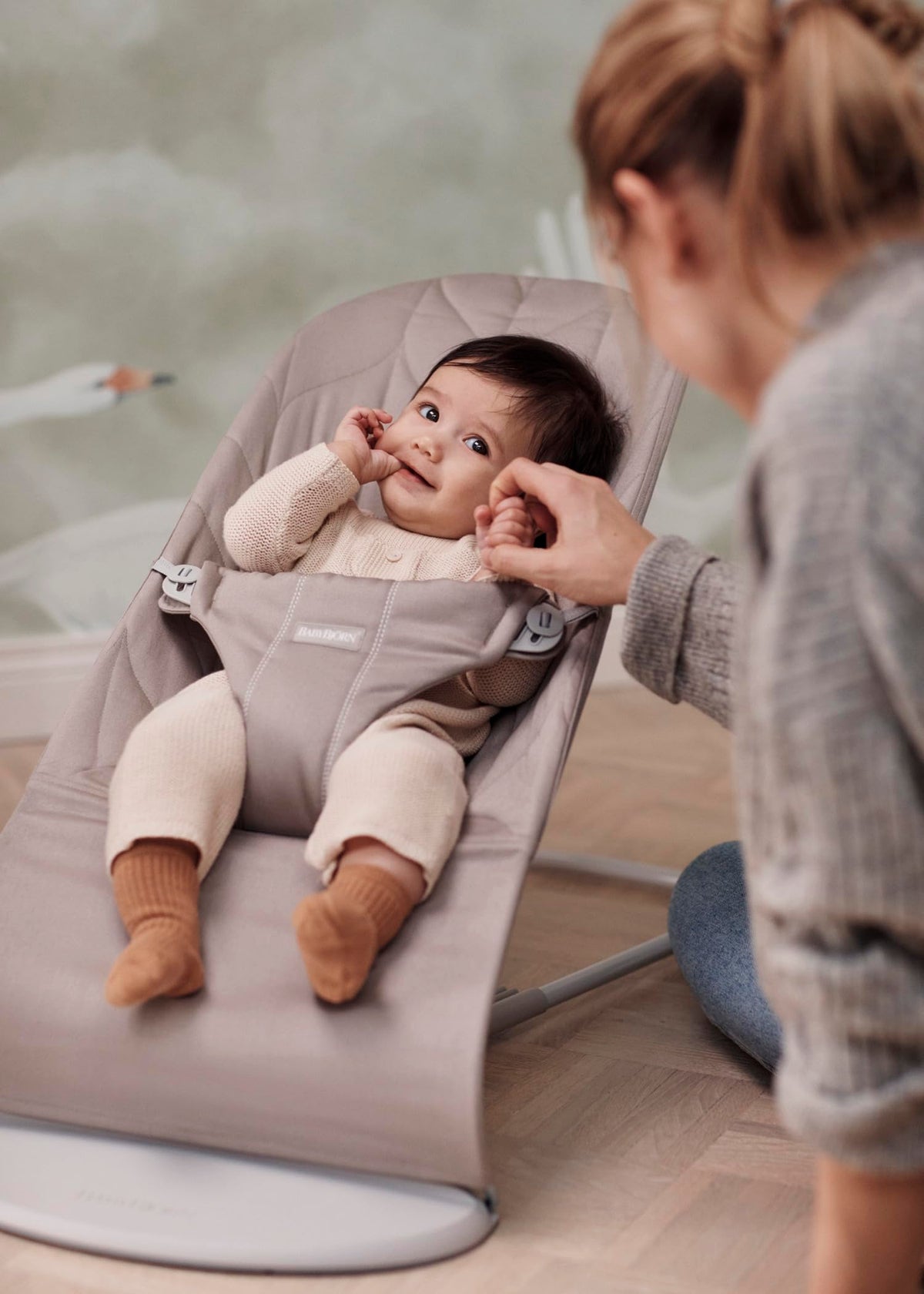 BabyBjörn Bliss beebikiik, tepitud kootud kangas (Woven Petal Quilt), liivahall (Sand Grey), 0–2 aastat
