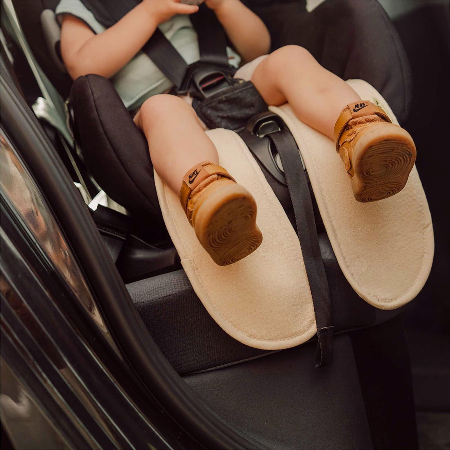 AeroMoov Air Layer hingav istmekate turvatoolile (grupp 2/3), vanilla