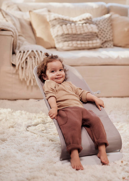 BabyBjörn Bliss beebikiik, tepitud kootud kangas (Woven Petal Quilt), liivahall (Sand Grey), 0–2 aastat