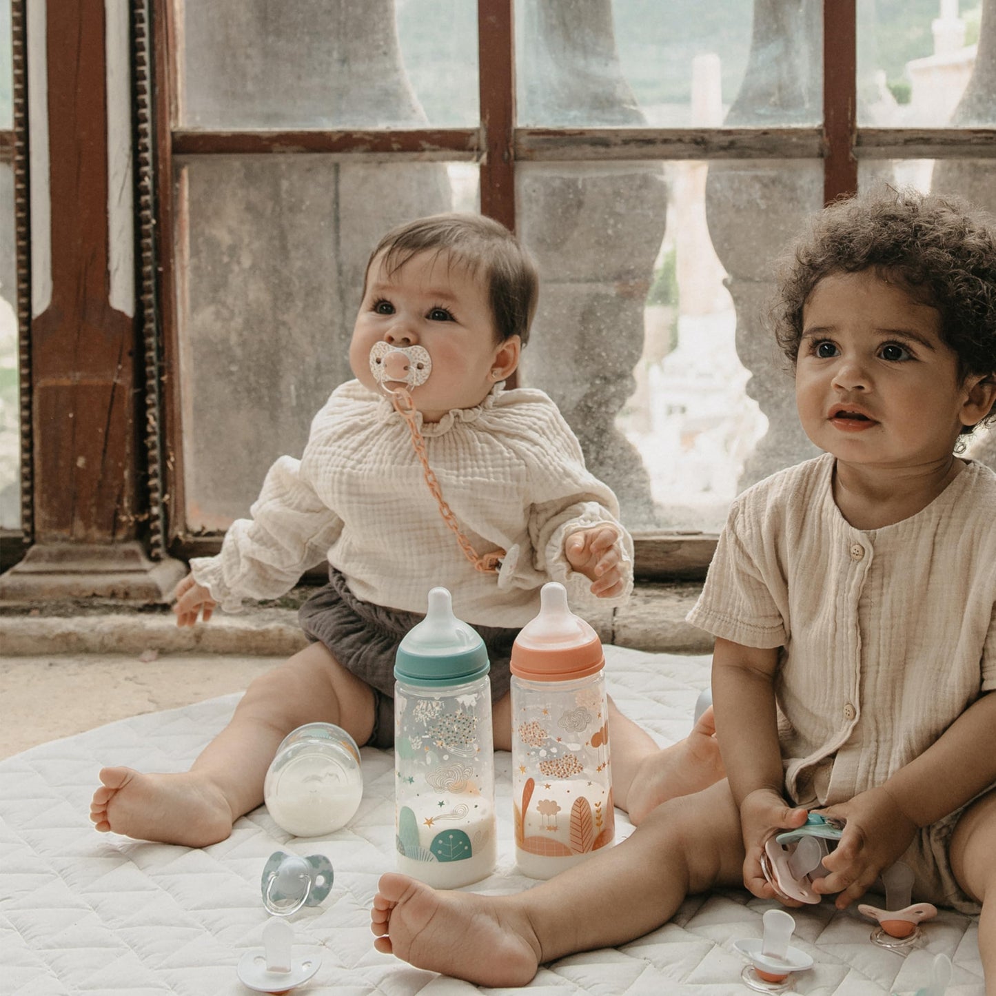 Suavinex 2-osaline komplekt – koolikute vastased beebipudelid 360 ml, sinine ja roheline