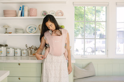 Ergobaby Embrace beebikandekott vastsündinule 0–12 kuud, Blush Pink