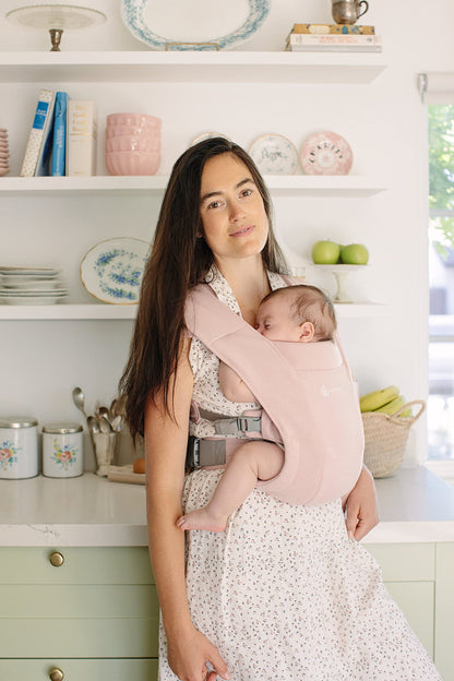 Ergobaby Embrace beebikandekott vastsündinule 0–12 kuud, Blush Pink
