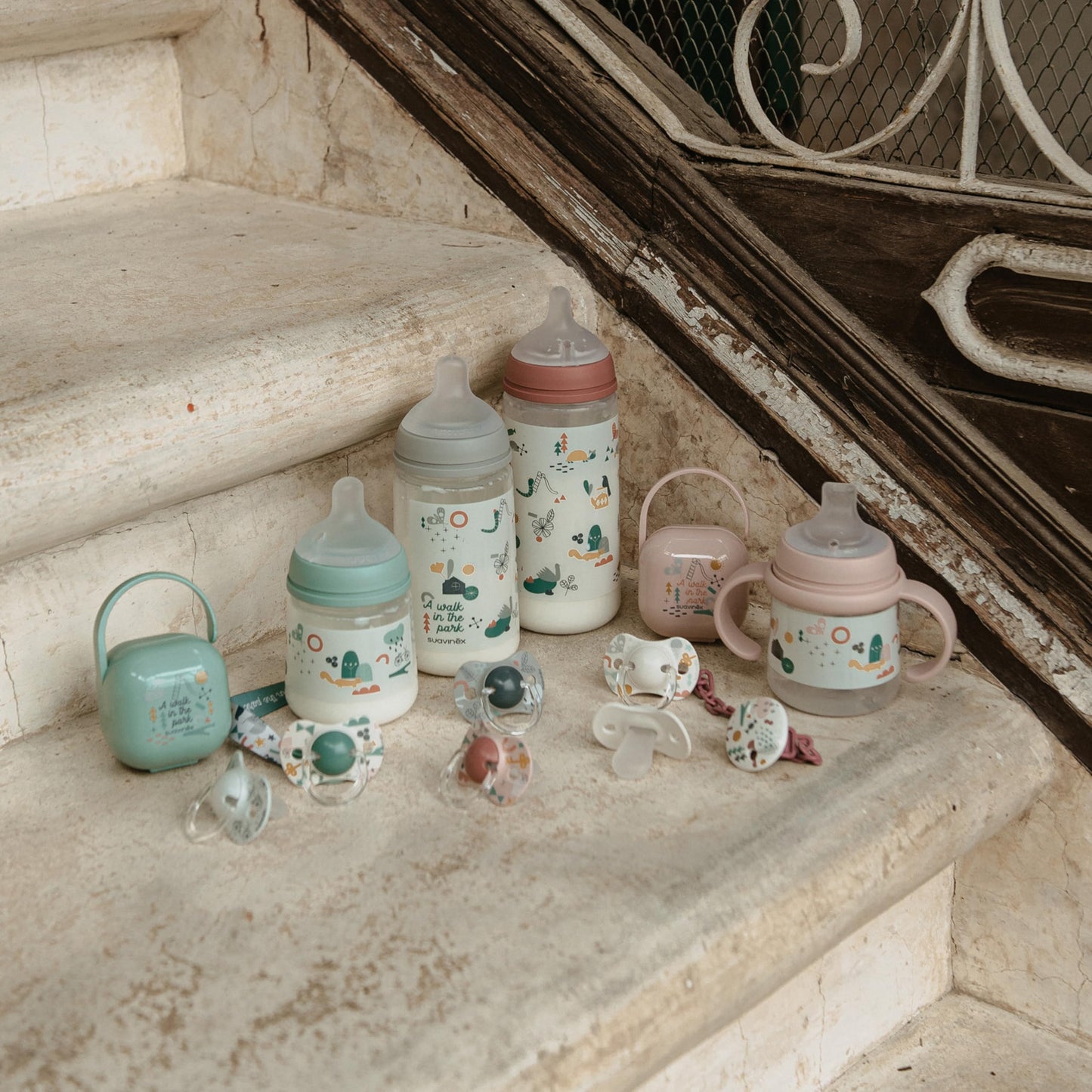 Suavinex 2-osaline komplekt – koolikute vastased beebipudelid 360 ml, sinine ja roheline