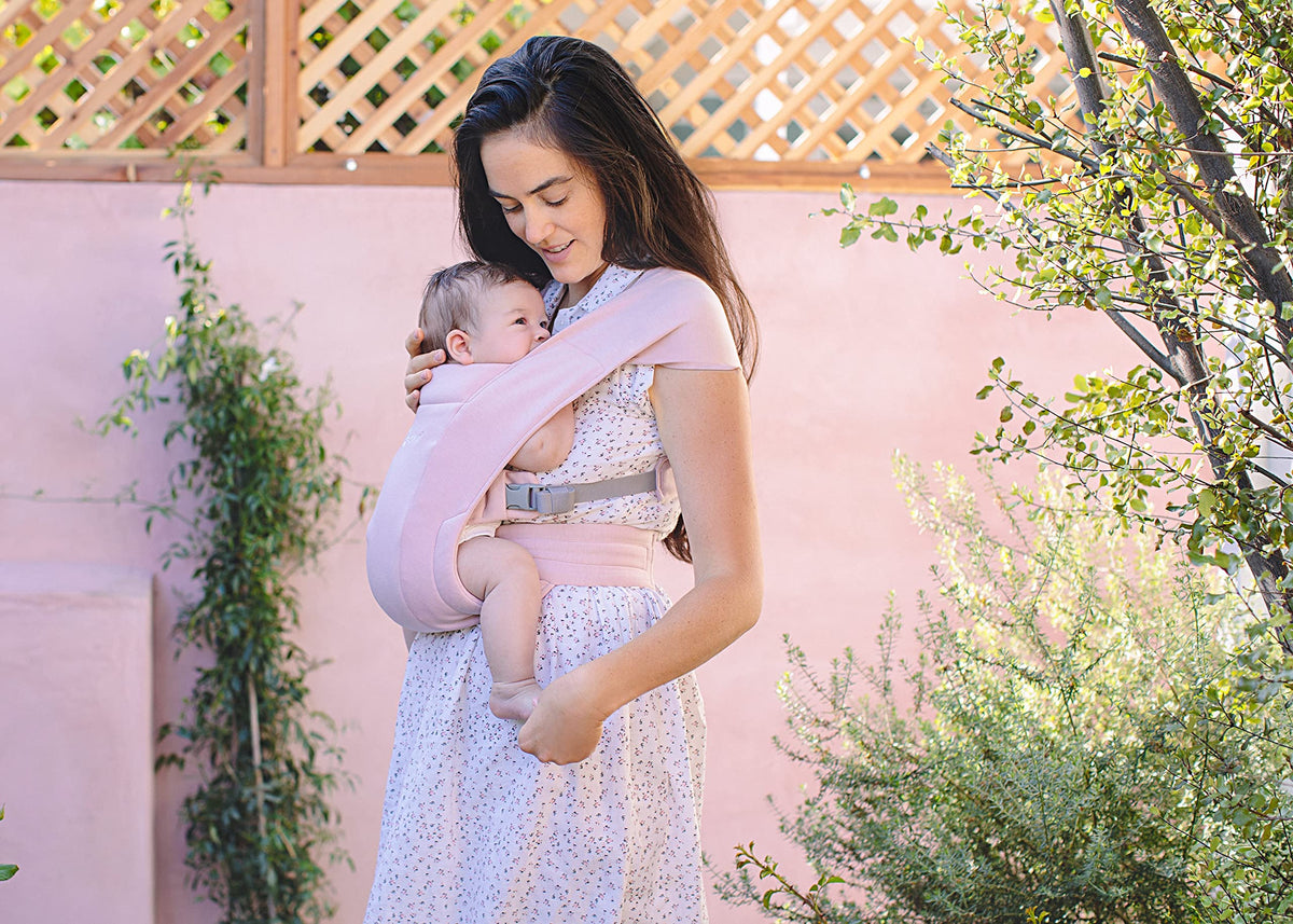 Ergobaby Embrace beebikandekott vastsündinule 0–12 kuud, Blush Pink