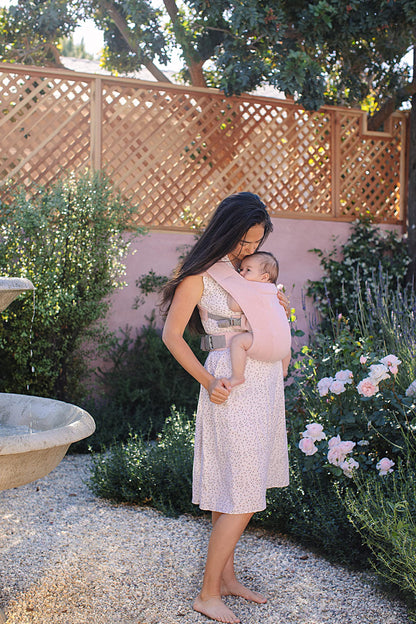 Ergobaby Embrace beebikandekott vastsündinule 0–12 kuud, Blush Pink