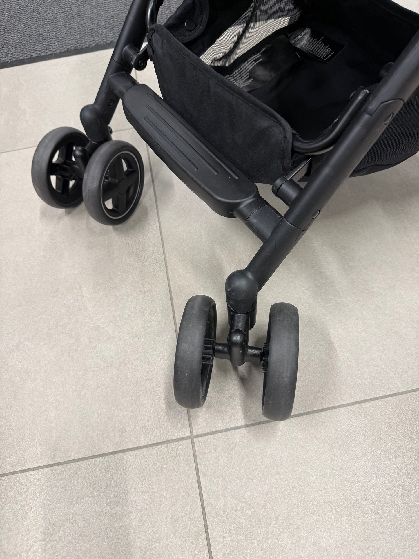 Maxi-Cosi Lara2 ultrakerge kokkupandav jalutuskäru, tumehall