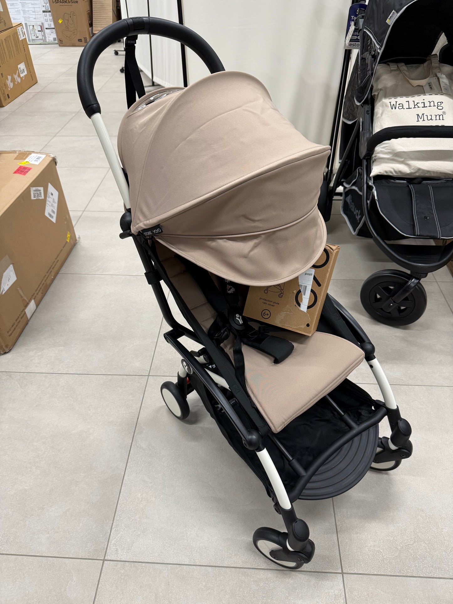 Stokke YOYO3 kergkäru/jalutuskäru, 6+ kuud, valge raam, Taupe kangad + vihmakile