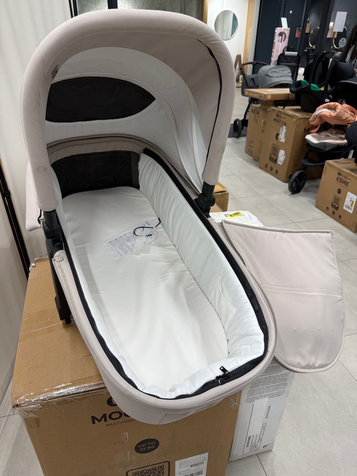 Lionelo Mika Plus 3-in-1 baby stroller (stroller, carrycot, car seat), Beige Sand